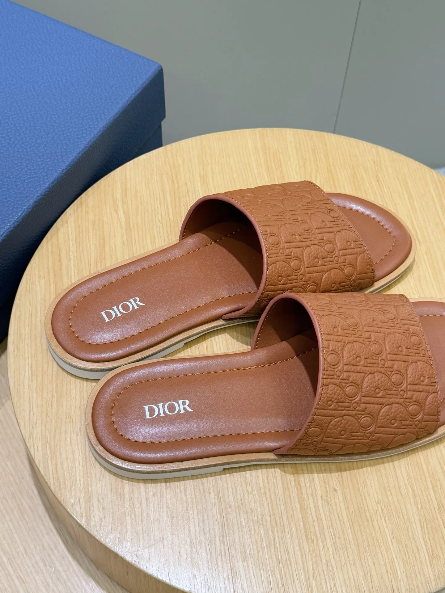 Men's Men's Shoes 💰320 [New Style] 🐝🐝Dior Alias ​​men's leather slippers. This Alias ​​sandal is a new summer product, showing a casual and elegant style. Carefully crafted from grained cow leather and Oblique printed fabric, with cowhide lining! Cross-strap design with metal-clad brass CD Diamond logo. The imported cowhide leather and rubber sole adds sophistication and comfort, while Oblique print-effect anti-slip panels add style. Size: 39-44 (customized at 38.45)